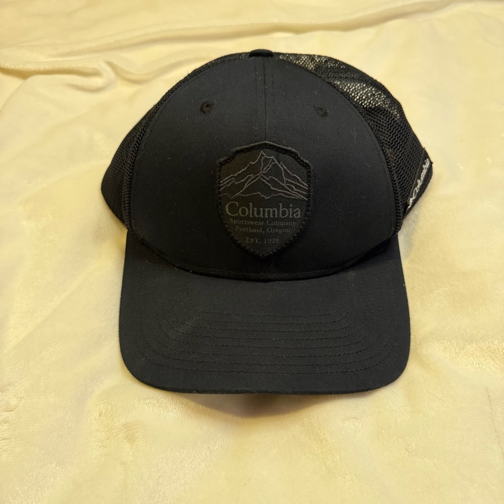 Columbia men’s Black SnapBack trucker hat one size fits most